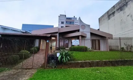 Casa com 3 Quarto(s) e 2 banheiro(s) para Alugar, 180 m² por R$ 5550 / Mês