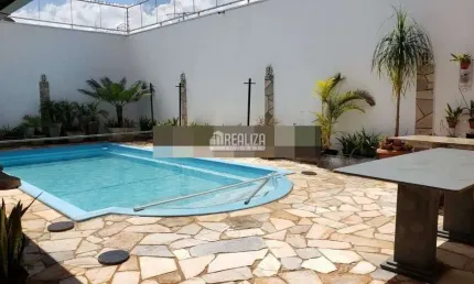 Casa com 5 Quarto(s) e 7 banheiro(s) para Alugar, 564 m² por R$ 7800 / Mês
