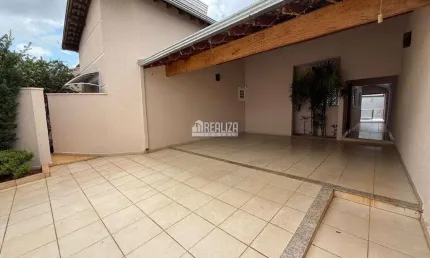 Casa com 4 Quarto(s) e 3 banheiro(s) para Alugar, 206 m² por R$ 6800 / Mês