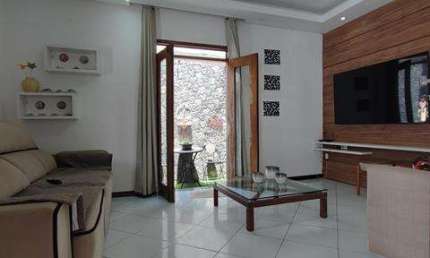 Casa com 5 Quarto(s) e 2 banheiro(s) para Alugar, 300 m² por R$ 3500 / Mês