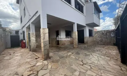Casa com 7 Quarto(s) e 4 banheiro(s) para Alugar, 386 m² por R$ 4940 / Mês