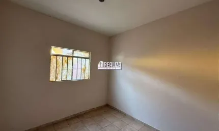 Casa com 2 Quarto(s) e 1 banheiro(s) para Alugar, 61 m² por R$ 615 / Mês