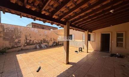 Casa com 3 Quarto(s) e 2 banheiro(s) para Alugar, 135 m² por R$ 1480 / Mês