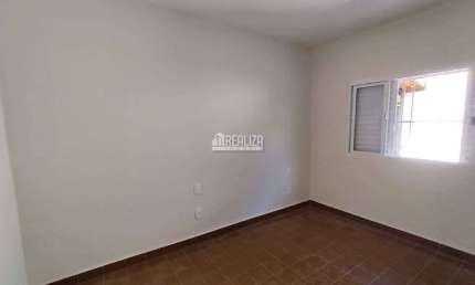 Casa com 3 Quarto(s) e 1 banheiro(s) para Alugar, 169 m² por R$ 2000 / Mês
