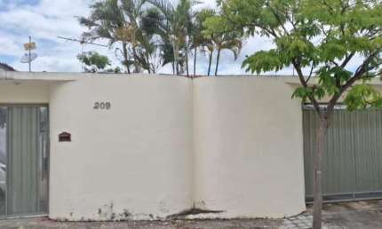 Casa com 4 Quarto(s) e 3 banheiro(s) para Alugar, 180 m² por R$ 2400 / Mês