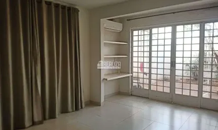 Casa com 3 Quarto(s) e 4 banheiro(s) para Alugar, 200 m² por R$ 2945 / Mês