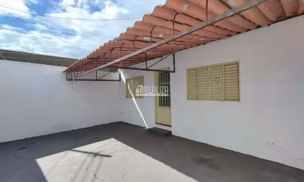 Casa com 3 quarto(s) e 2 banheiro(s) para alugar, 81 m² por r$ 1130 / mês