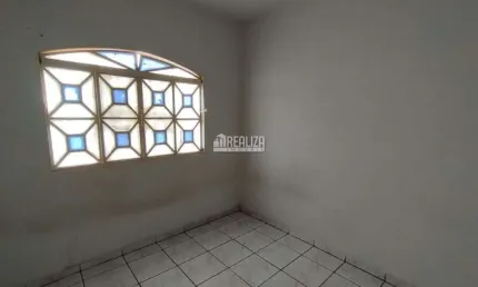 Casa com 3 Quarto(s) e 1 banheiro(s) para Alugar, 140 m² por R$ 1250 / Mês