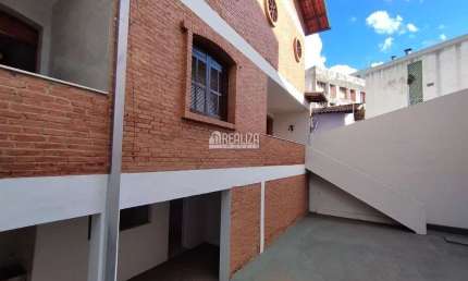 Casa com 6 Quarto(s) e 3 banheiro(s) para Alugar, 328 m² por R$ 10124 / Mês