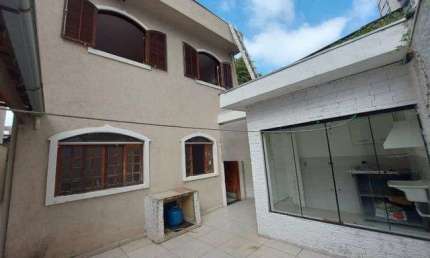 Casa com 3 Quarto(s) e 3 banheiro(s) para Alugar, 186 m² por R$ 4700 / Mês