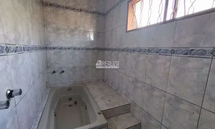 Casa com 4 quarto(s) e 3 banheiro(s) para alugar, 200 m² por r$ 3090 / mês
