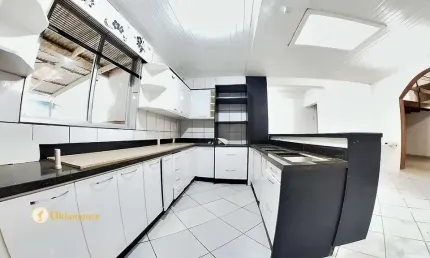 Casa com 2 Quarto(s) e 2 banheiro(s) para Alugar, 150 m² por R$ 3420 / Mês