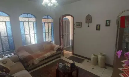 Casa térrea no centro de Mairinque para residencia ou comercio, 3 dormitórios sendo 2 suítes e com salão para ponto comercial ao lado da casa