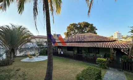 Casa ampla em dois lotes à venda, bairro Espírito Santo em Betim.