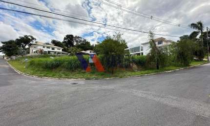 Lote de esquina com 1.500m² à venda, condomínio Montserrat.