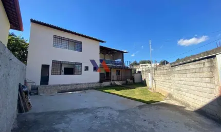 Casa ampla com 3 quartos, varanda com vista e localização privilegiada no petrópolis.