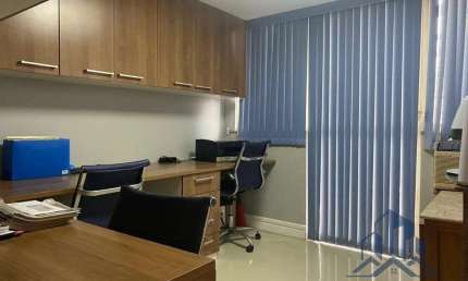 Excelente sala comercial mobiliada no Centro de Macaé para locação.