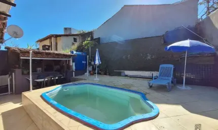 Casa linear a venda com piscina e varanda gourmet no Cond. Village do Horto.