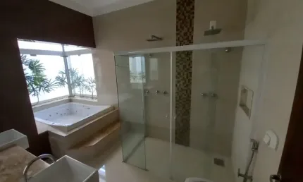 Casa de Condomínio com 3 Quartos e 4 banheiros com 300 metros quadrados