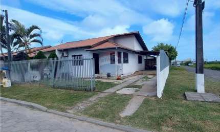 Ótima oportunidade! Casa de esquina no bairro Coloninha por apenas R$ 185.000,00