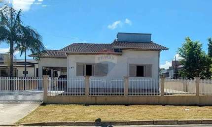 Casa de esquina à venda no bairro Coloninha – 3 dormitórios + edícula
