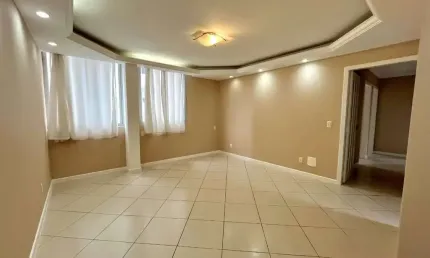 Apartamento à venda com 3 dormitórios sendo 1 suíte no Centro de Florianópolis/SC.