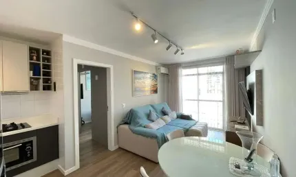 Apartamento de 1 quarto com sacada e garagem coberta no Trindade, Florianópolis-SC