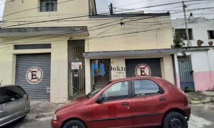 Casa contendo no terreno 5 residencias na Freguesia do Ó