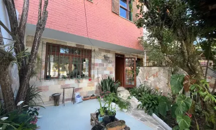 Casa de 3 quartos no Alto, 92 m2 , próximo do comércio por R$490.000,00,  Teresópolis-RJ