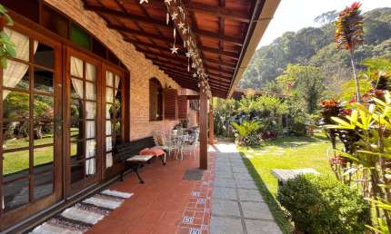 Casa Linear com Vista Verde, Próxima ao Centro de Teresópolis!