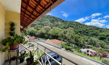 Casa com linda vista  próximo ao bairro do Alto em Teresópolis - RJ