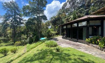Casa colonial em condomínio com 7.000m² de vista espetacular!