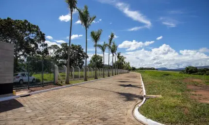 Viva ao Lado da Natureza! Terreno à Venda em Condomínio Exclusivo na Beira da Represa de Furnas