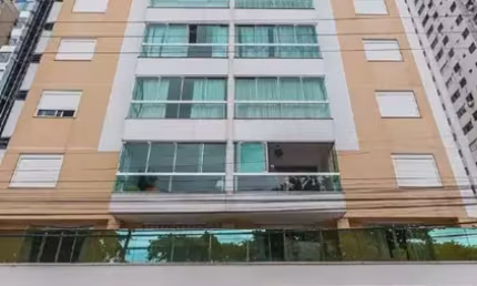 Apartamento 100% Reformado e Decorado FRENTE MAR com vista lateral .