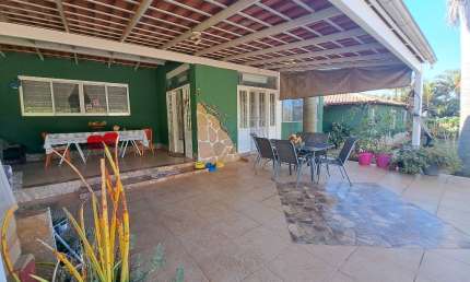 Casa Térrea em Terreno de 1.250m², com ampla área verde, árvores frutíferas, em Condomínio Alto Padrão, Excelente Localização,