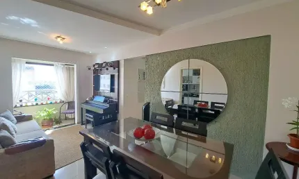 Oportunidade! Lindo Apartamento, de canto, andar alto, vista livre, nascente, reformado, com closet, ar condicionado, ar condicionado e vaga coberta.