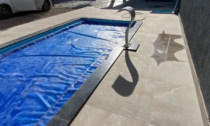 Casa Nova, alto padrão, 3 quartos, piscina aquecida, churrasqueira. Estuda Permuta.