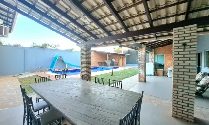 Casa Térrea, Alto Padrão, 3 Suítes, Piscina, Sauna, Quadra, Edícula. Desocupada.