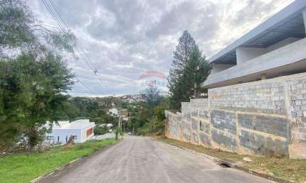 Magnífica casa com 4 suítes no Condomínio Parque Império