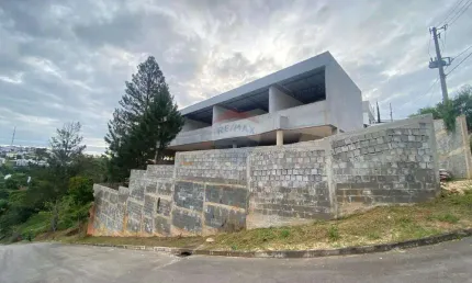 Magnífica casa com 4 suítes no condomínio parque império