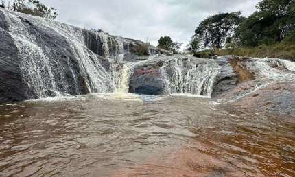 Fazenda à Venda – 65 Hectares com Cachoeira, Piscina Natural e Potencial Agrícola e Turístico