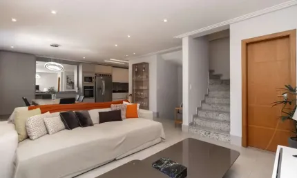 Elegante casa tipo para venda em Parque São Domingos com 3 quartos, sendo 3 suítes, 183m²