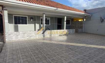 BELÍSSIMA CASA!!! 03 QTOS., AMPLO TERRENO, 05 VAGAS DE GAR.