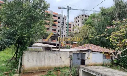 ÓTIMO TERRENO!!! 270m² DE ÁREA TOTAL. BEM LOCALIZADO