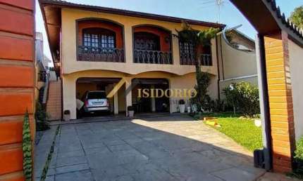 BELA CASA! 374m² DE ÁREA TOTAL, 03 QTOS., SUÍTE, SACADA, LAZER