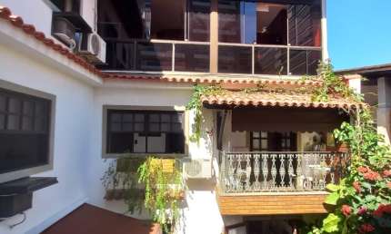 2 casas de 3 quartos com suíte com respectivas metragem 137 e 88 e área gourmet com churrasqueira.
