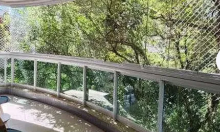 Apartamento  localizado no Ingá, varanda,2 quartos sendo 1  suíte ,dependência de empregada e 1 vaga.
