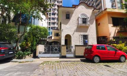 Raridade!Casa  vila fechada miolo de Icaraí com 3 quartos  sendo 1 suíte e 3 vagas. é 3 vagas