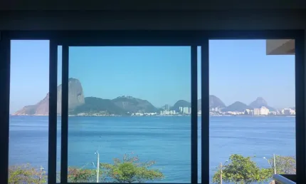 Belíssimo apartamento com vista para o mar,excelente localização,indevassado,3 quartos,varanda e 2 vagas.