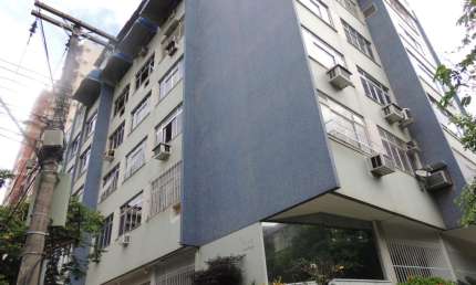 Apartamento localizado no Ingá, 3 quartos,Sala, cozinha, área de serviço, dependência completa de empregada e uma vaga na escritura.